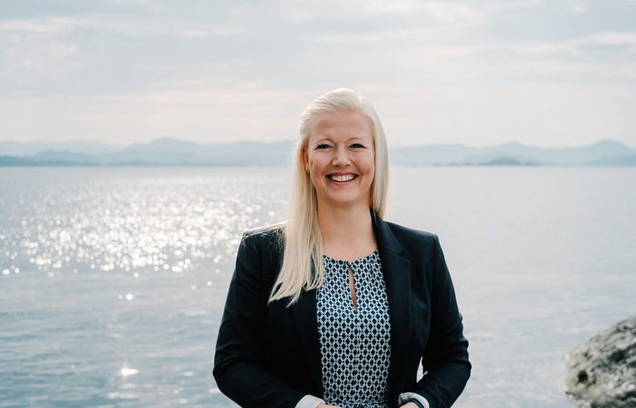 ung kvinne ved sjøen