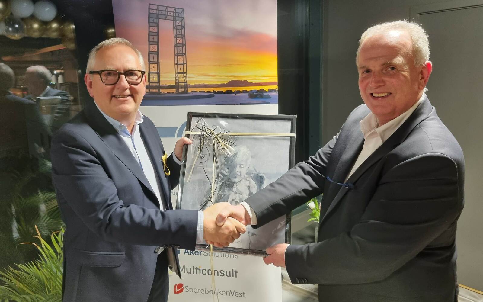 Svein Ottesen deler ut Næringsprisen 2023 til Reinert Nordtveit i Breeze Ship Design