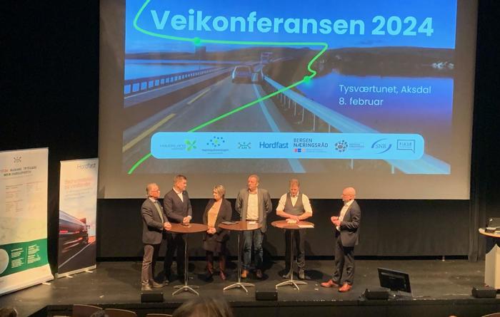 En av flere debatter under Veikonferansen. F.v: Øyvind Halleraker (Hordfast AS), Tore Gautesen, (Karmsund Havn), Marte Mjøs Persen (Ap), Terje Halleland (FrP), Sigbjørn Gjelsvik (Sp) og konferansier og debattleder Tormod Andreassen